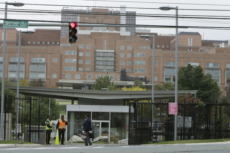 Security personnel guard a patient's entrance at the National Institutes of Health in Bethesda, Maryland on Oct. 16, 2014. (Photo by Gary Cameron/Reuters)