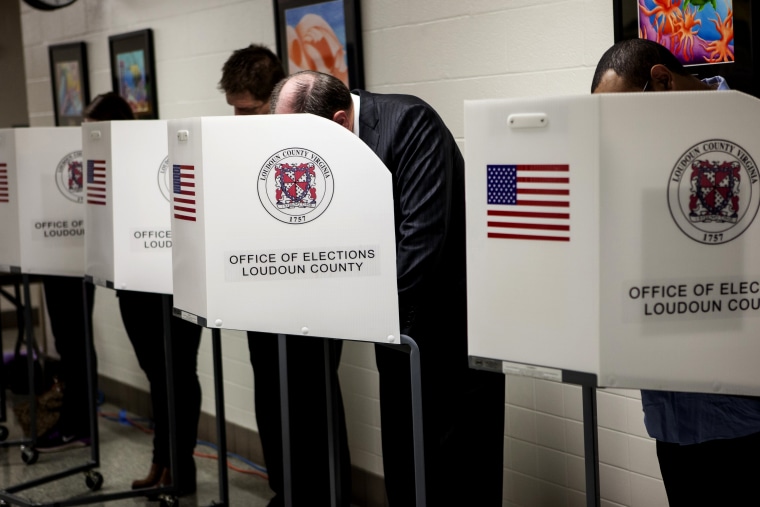 US voters cast their ballots in the last hour before polls close during the mid-term elections in Loudon County, Va. on Nov. 4, 2014. (Photo by Samuel Corum/Anadolu Agency/Getty)