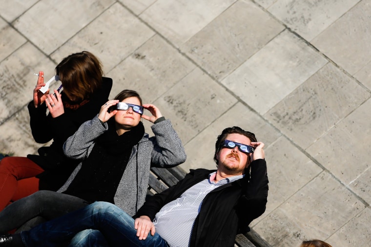 Peoplewatch a solar eclipse in Berlin, March 20, 2015. (Photo by Markus Schreiber/AP)