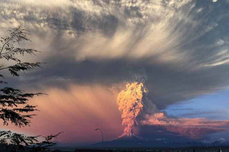Smoke and ash rise from the Calbuco volcano as seen from the city of Puerto Montt, April 22, 2015. (Photo by Rafael Arenas/Reuters)