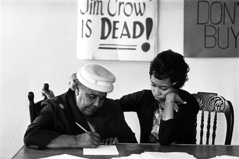 Teaching the illiterate to write so that they have the right to vote, a key component in the Black movement for integration. Virginia, 1960 (Photo by Eve Arnold/Magnum).