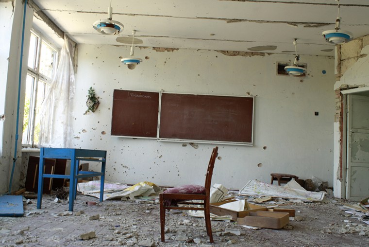 School in Nikishine, eastern Ukraine, damaged during fighting between Ukrainian government and rebel forces from Aug. 2014 to Feb. 2015. (Photo by Yulia Gorbunova/Human Rights Watch)