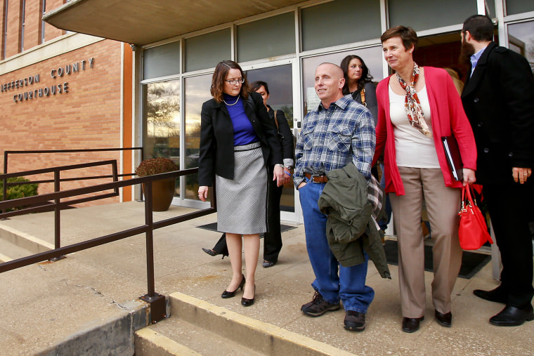 Floyd Bledsoe, center, pauses for a moment at the steps of the Oskaloosa, Kan., courthouse after being released by Judge Gary Nafziger on Dec. 8, 2015. (Photo by Chris Neal/The Topeka Capital-Journal/AP)