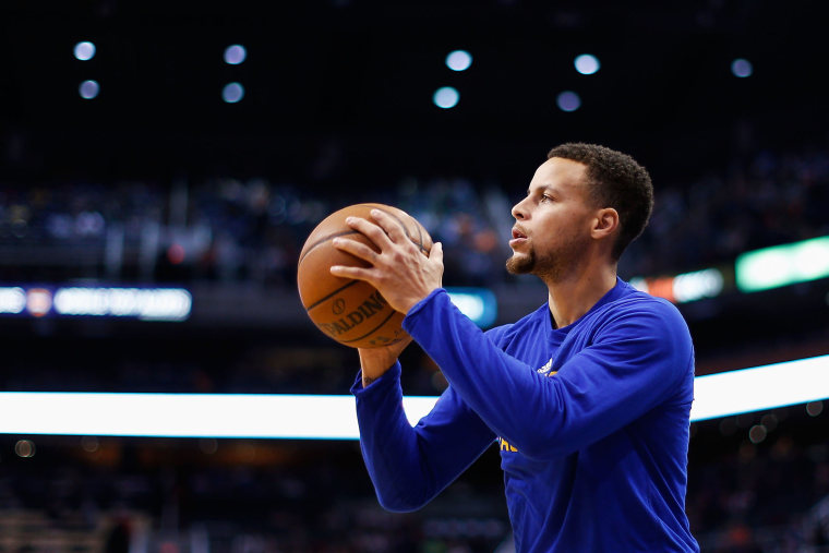 Stephen Curry #30 of the Golden State Warriors warms up before an NBA game on Nov. 27, 2015 in Phoenix, Ariz. (Photo by Christian Petersen/Getty)