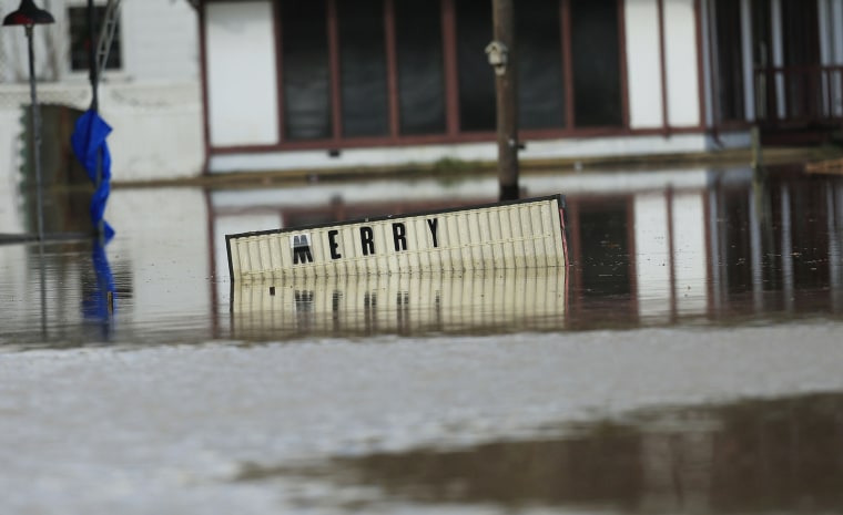 A sign sits underwater located in the downtown area of Elba, Ala., Dec. 26, 2015. (Photo by Marvin Gentry/Reuters)