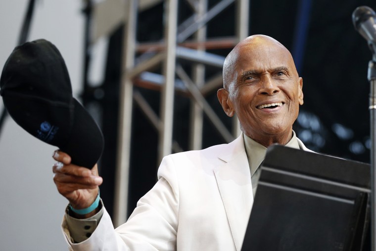 Singer and activist Harry Belafonte tips his cap to the crowd during a memorial tribute concert for Pete Seeger at Lincoln Center's Damrosch Park in New York, July 20, 2014. (Photo by Kathy Willens/AP)
