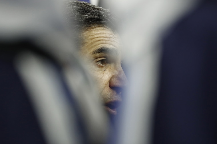 Villanova head coach Jay Wright speaks to players in huddle during the first half of the NCAA Final Four tournament college basketball championship game against North Carolina, April 4, 2016, in Houston, Texas. (Photo by Eric Gay/AP)