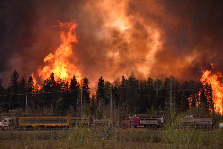 Wildfire is worsening along highway 63 Fort McMurray, Alberta, Canada on May 3, 2016. (Photo by Terry Reith/CBC News/Reuters)