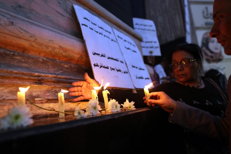 Egyptian Journalists light candles during a candlelight vigil for the victims of EgyptAir flight 804, in front of the Syndicate of Journalists in downtown Cairo, 24 May 2016. (Photo by Khaled Elfiqi/EPA)