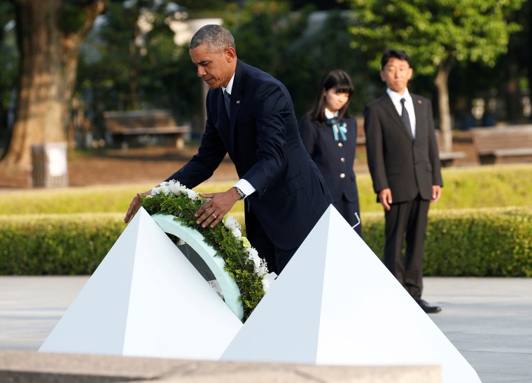 U.S. President Barack Obama lays a wreath at a cenotaph at Hiroshima Peace Memorial Park in Hiroshima, Japan May 27, 2016. (Photo by Toru Hanai/Reuters)