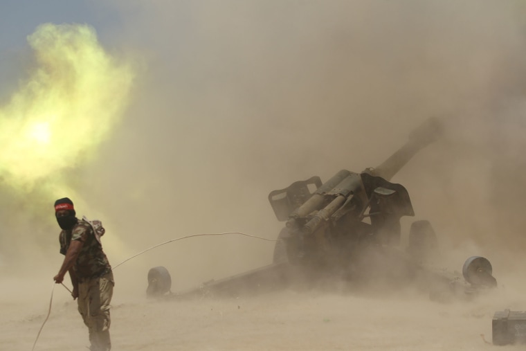An Iraqi Shi'ite fighter fires artillery during clashes with Islamic State militants near Falluja, Iraq, May 29, 2016. (Photo by Alaa Al-Marjani/Reuters)