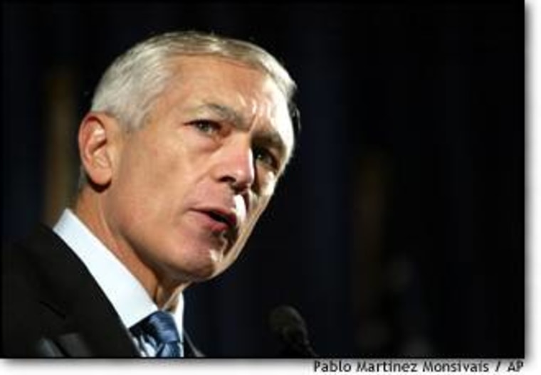 Presidential hopeful Wesley Clark makes his pitch to the Democratic National Committee's fall meeting.