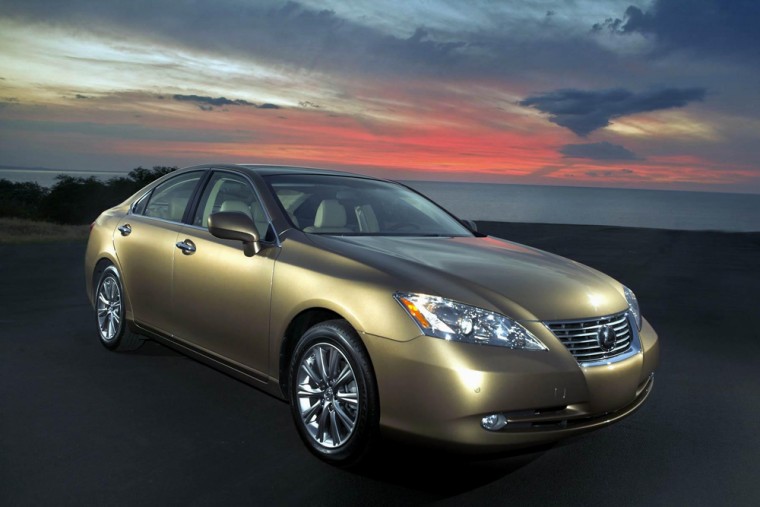 The midsize Lexus ES 350 and sportier GS 350 boast good fuel economy (19 mpg city/27 mpg highway) with low emissions for midsize luxury sedans.