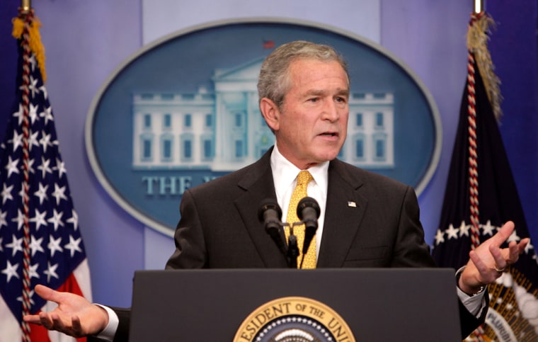 Image : George W. Bush gestures in the briefing room of the White House in Washington