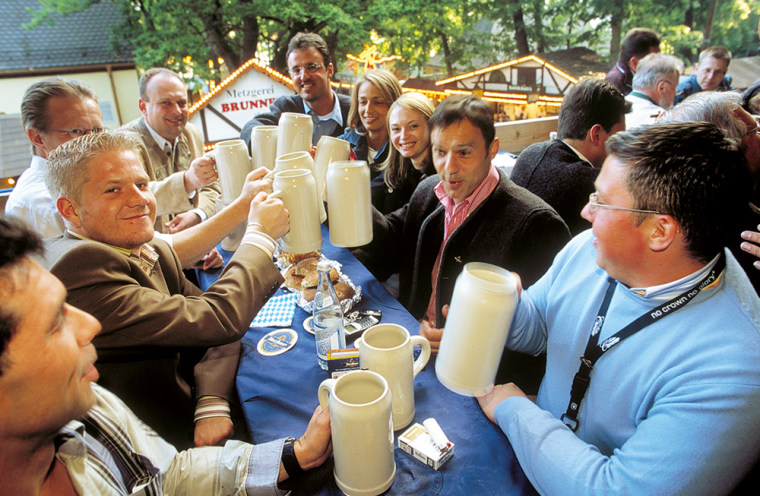 Image: People drinking beer