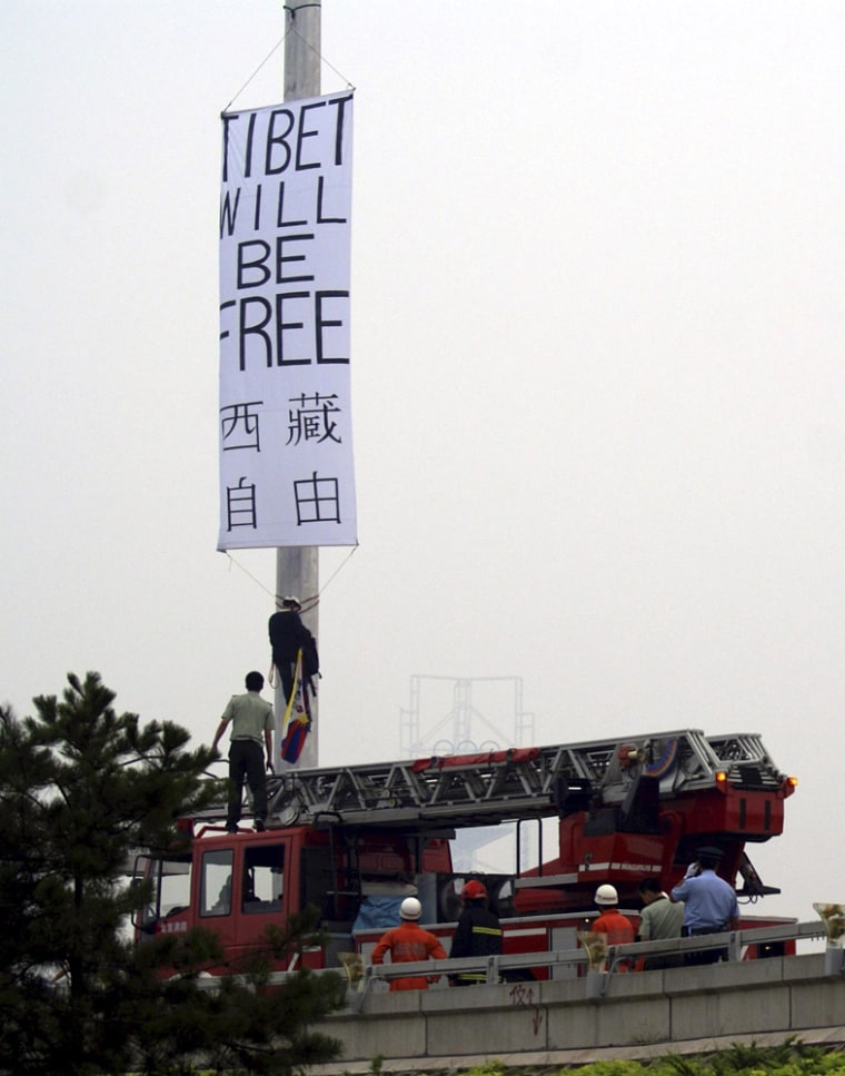 Image: Tibet activists unfurl banners in Beijing, China