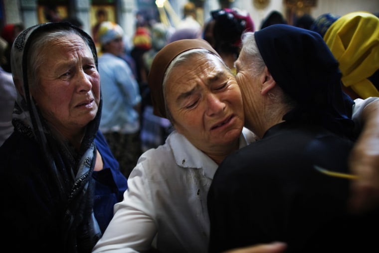 Image: Georgian women cry