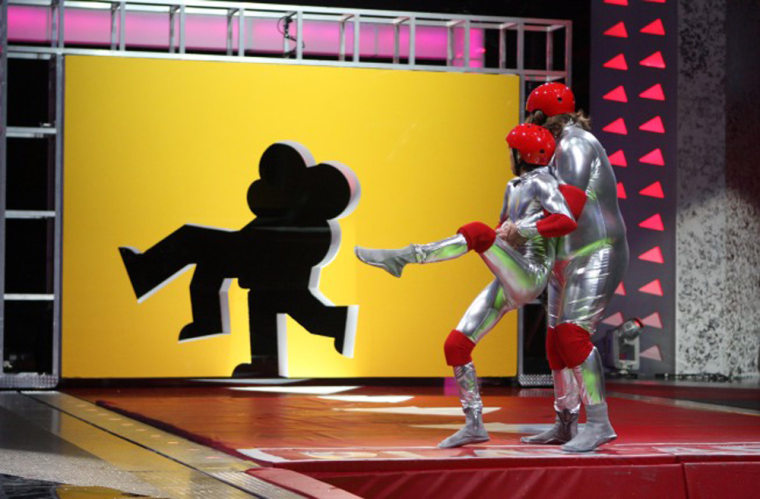 HOLE IN THE WALL: The body-bending, mind-twisting, global game show phenomenon HOLE IN THE WALL premieres Thursday, Sept. 11 (8:00-9:00 PM ET/PT) on FOX. &copy;2008 Fox Broadcasting Co. Cr: Patrick Wymore/FOX