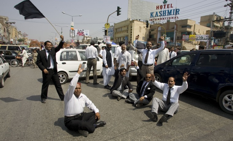 Image: Pakistani laywers block the traffic