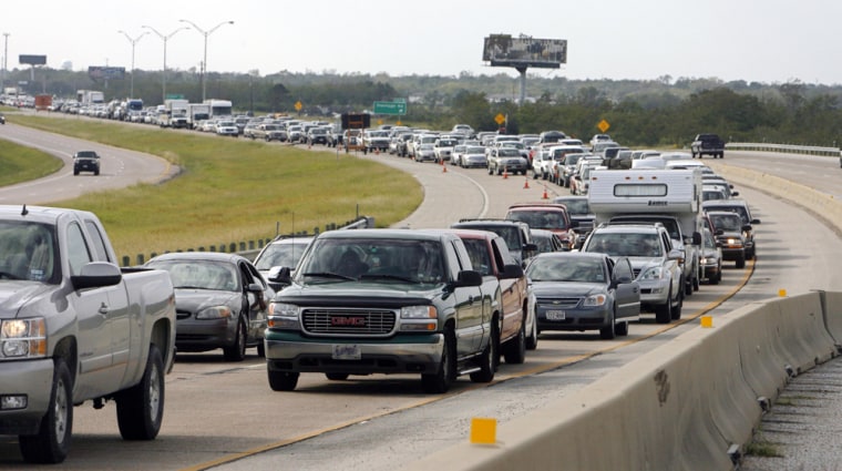 Image: Traffic along the southbound lane of I-45 to Galveston