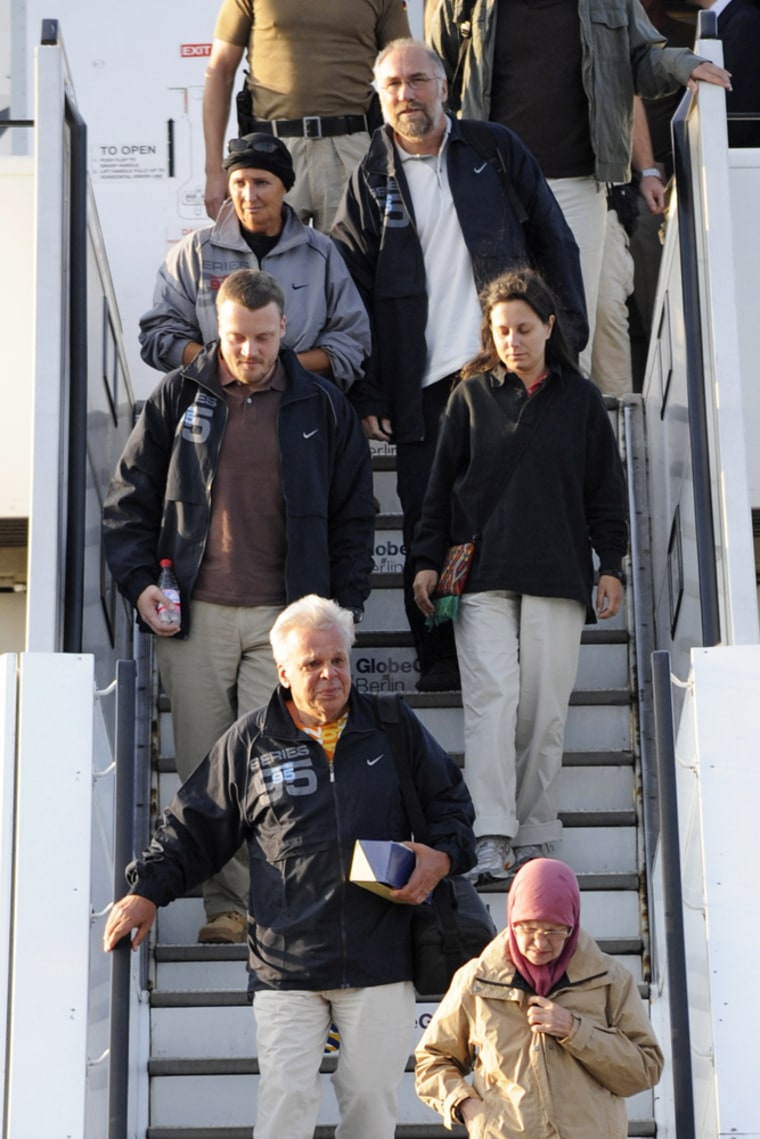 Image: Five Germans and a Romanian woman who spent 10 days as hostages disembark from an Airplane