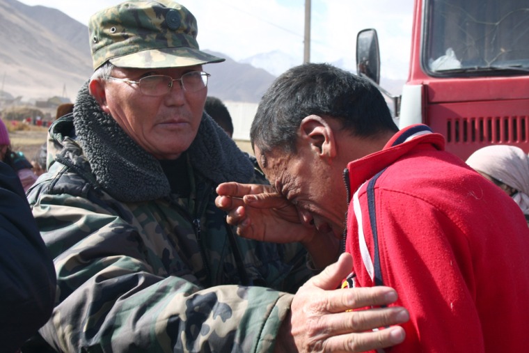 Image: A Kyrgyz man cries at the site of a major earthquake