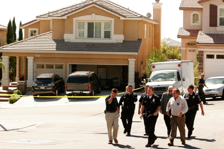 Image:Los Angeles Police investigators infront of home of six murdered family members