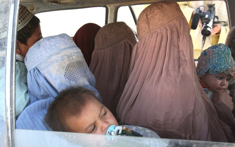 Image: Afghans flee violence