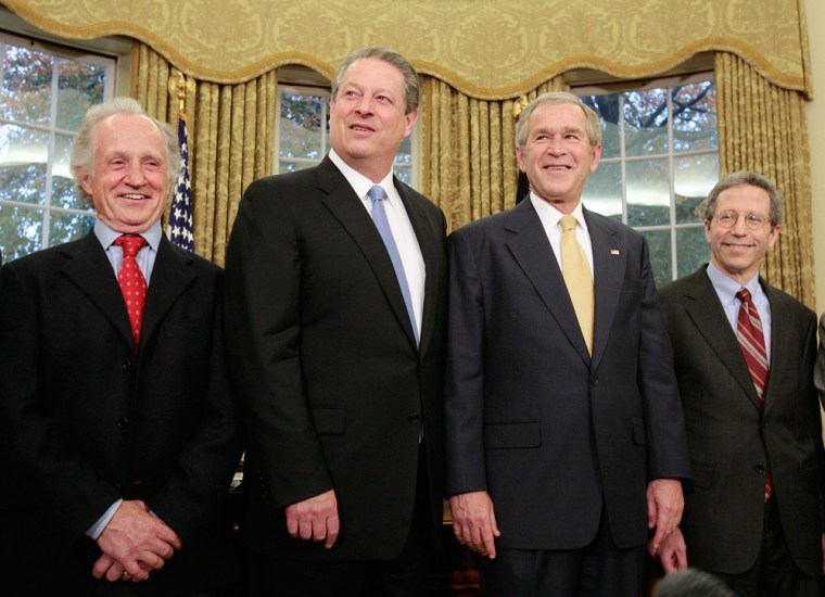 Image: U.S. President Bush and 2007 Nobel Prize recipients Dr. Mario Capecchi, former U.S. vice president Al Gore, and Nobel Prize for Economics Dr. Eric Maskin