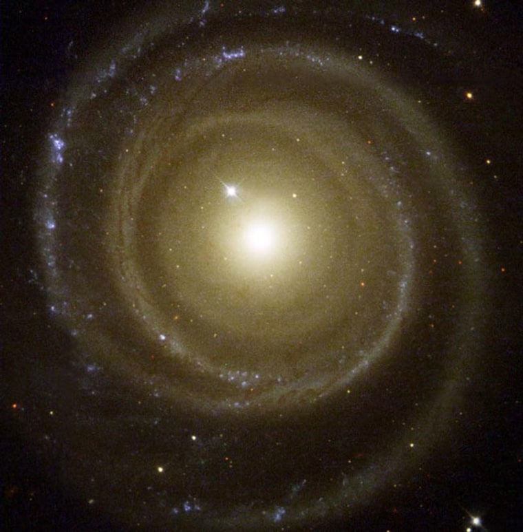 This color image of NGC4622 shows the strong inner counter-clockwise outward winding single arm and the strong outer clockwise outward winding pair of arms. 
