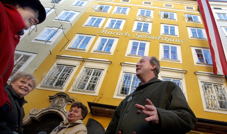 Image: A tourist guide tells stories about Mozart
