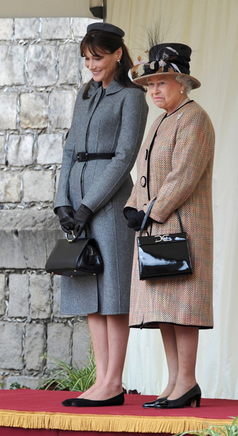 Image: Britain's Queen Elisabeth II (R) and France's First Lady Carla Bruni-Sarkozy
