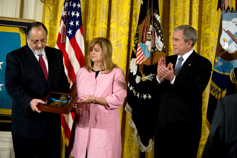 Image: Bush awards posthumous Medal Of Honor to Navy SEAL