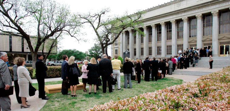 Image: A long line forms at the Tom Green County Courthouse