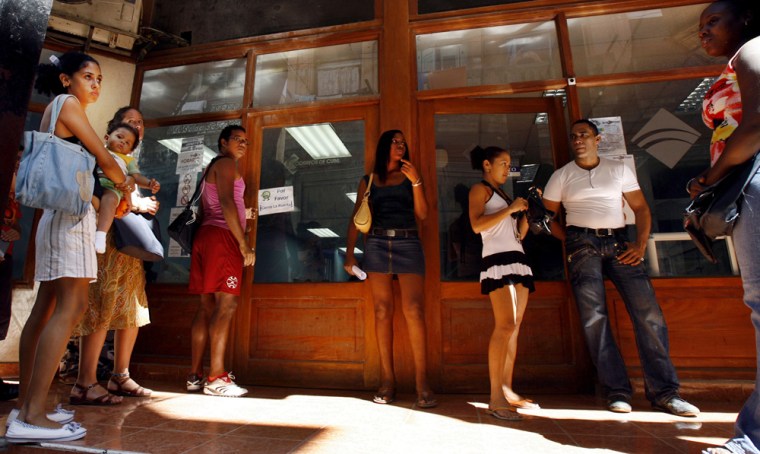 ** ADVANCE FOR MONDAY, APRIL 28 **Cubans line up in front of a post office that offers Internet service in Havana, Friday, April 11, 2008. In Cuba, only foreigners and some government employees, researchers and academics are allowed Internet accounts, which are administered by the state. (AP Photo/Javier Galeano)