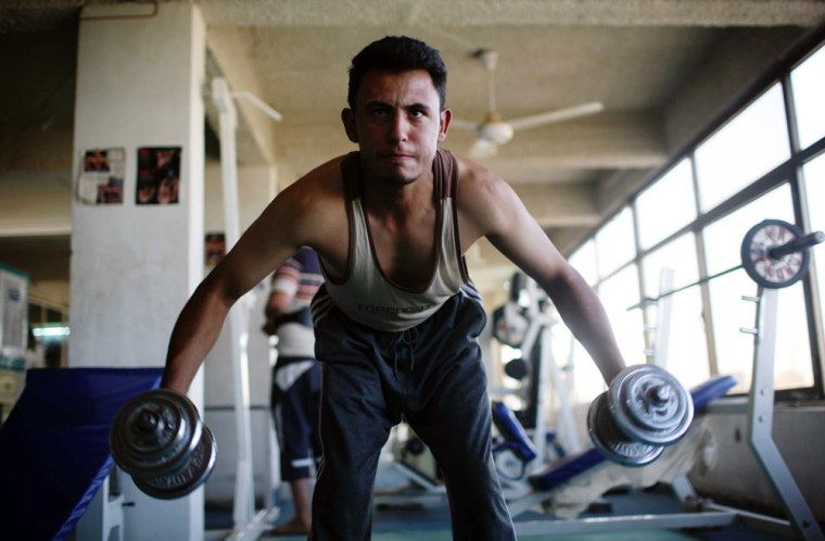 Image: Iraqi man lifting weights