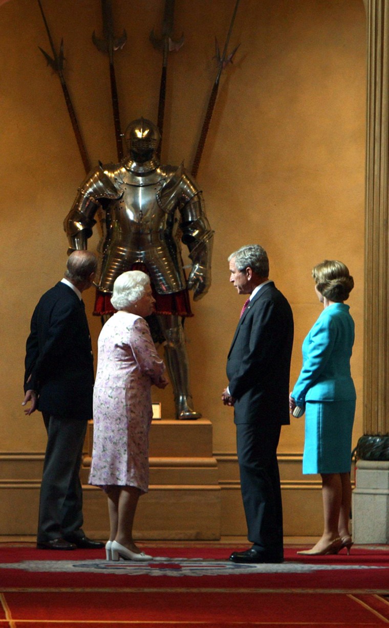Image: George Bush, Laura Bush, Queen Elizabeth II, Prince Philip at Windsor Castle