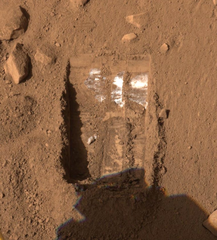 Image: A trench on Mars informally called \"Dodo-Goldilocks\"