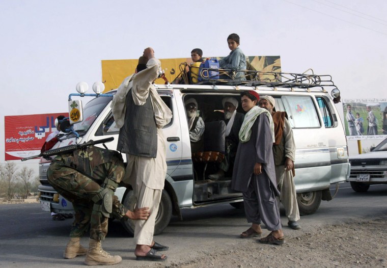 Image: Civilians fleeing Kandahar province