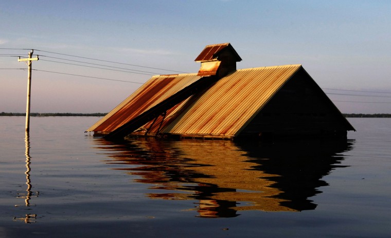 Image: A barn is submerged by the Mississippi River