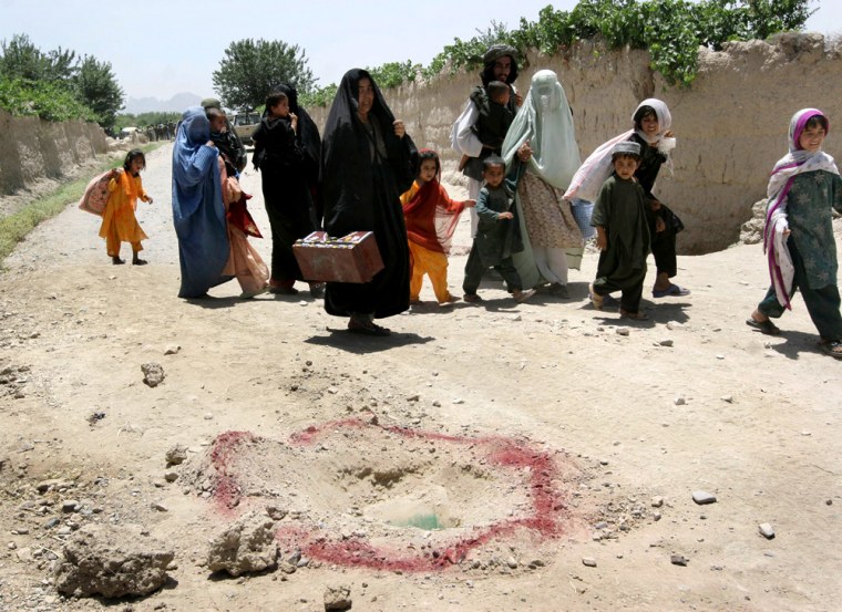 Image: Afghan villagers return to their village