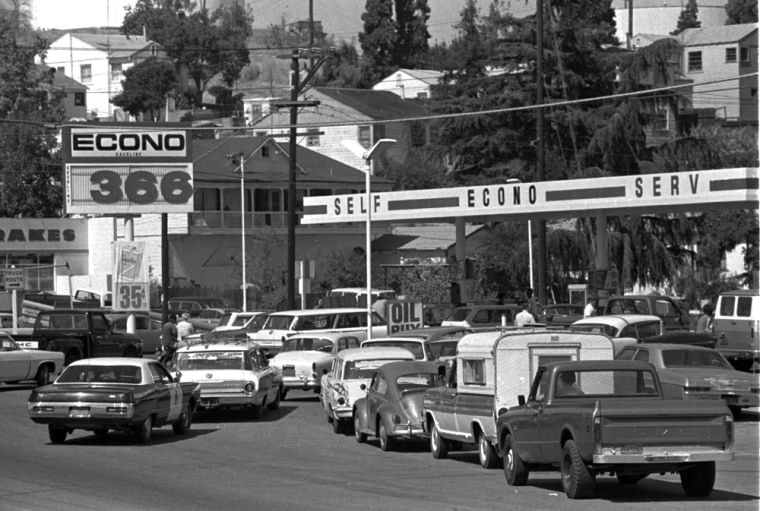 Image: Cars line up for gas