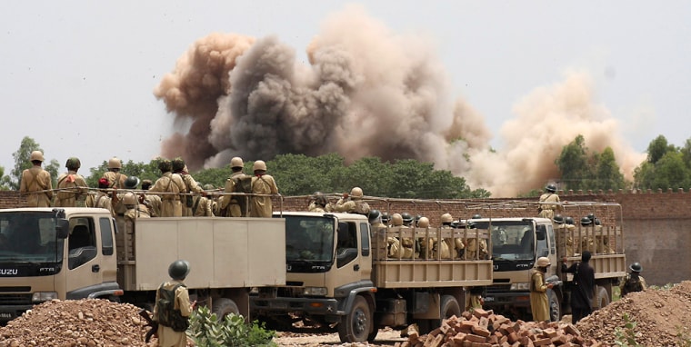 Image: Paramilitary soldiers patrol during an operation near Bara