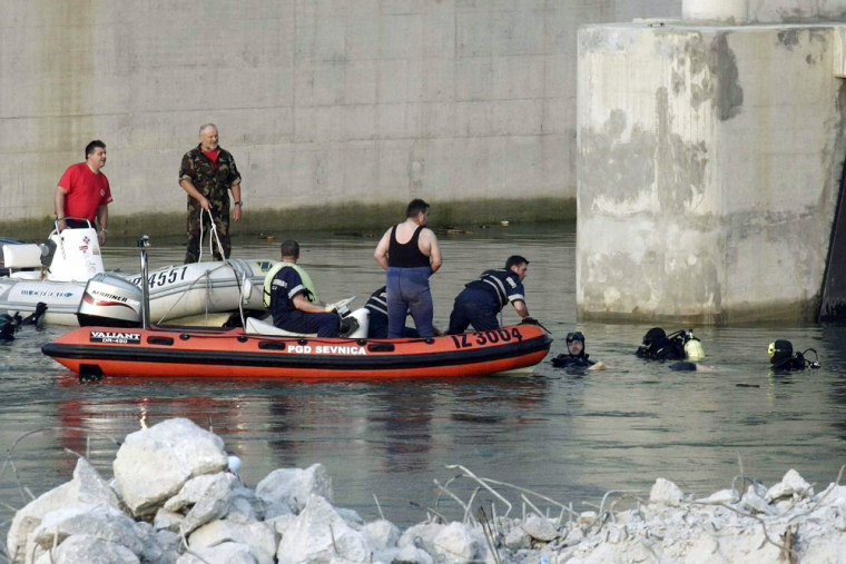 Image: Rescue teams search for bodies after two boats overturned in strong currents near the Blanca hydropower plant