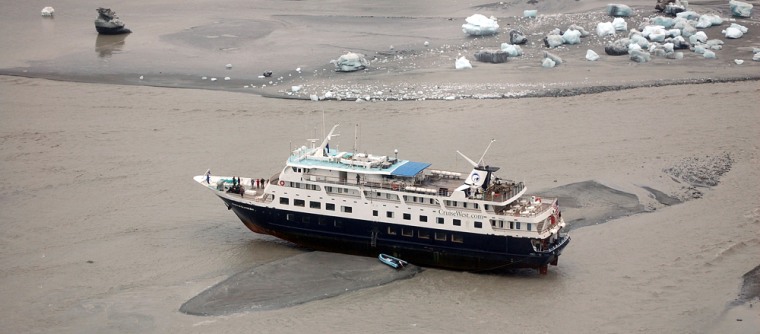 Image: Cruise ship grounded