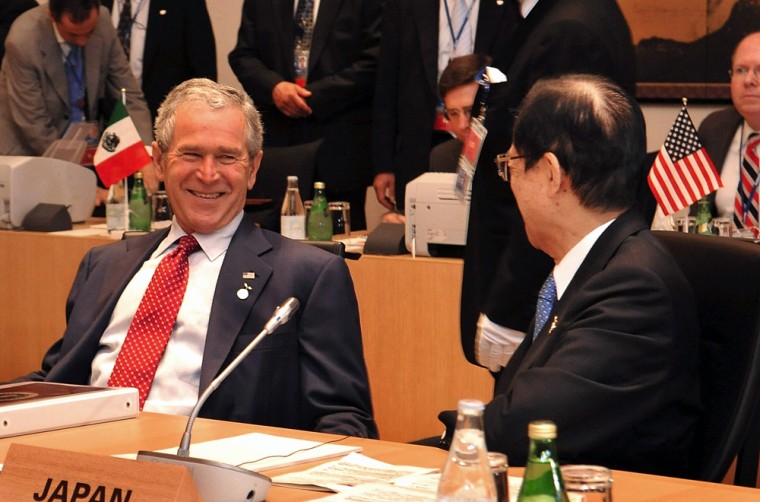 Image: U.S. President George W. Bush (L) and Japanese Prime Minister Yasuo Fukuda at G8 Summit