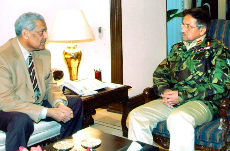 PAKISTAN PRESIDENT GENERAL PERVEZ MUSHARRAF MEETS WITH PAKISTAN'S TOP NUCLEAR SCIENTIST ABDUL QADEER KHAN IN ISLAMABAD
