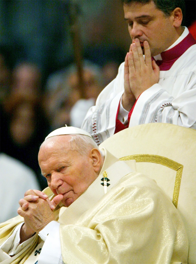POPE JOHN PAUL II PRAYS DURING HIS FIRST MASS OF THE NEW YEAR AT THE VATICAN