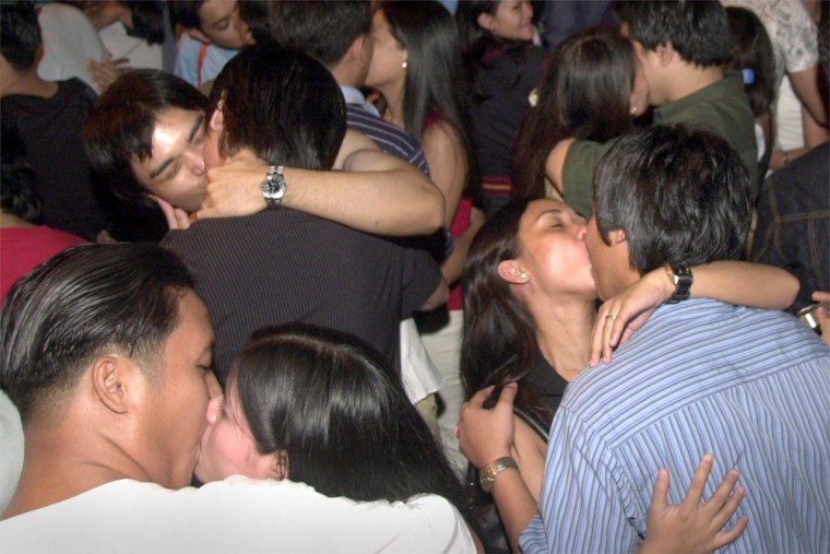 More than 5,000 couples kiss each other on Feb. 14, Valentine's Day, along a stretch of Roxas Blvd. in Manila.