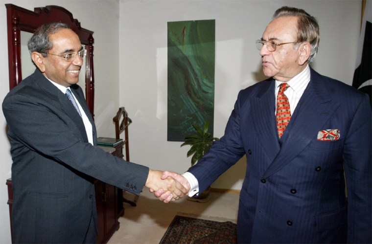 PAKISTANS FOREIGN MINISTER GREETS INDIAN FOREIGN SECRETARY AT FOREIGN MINISTRY